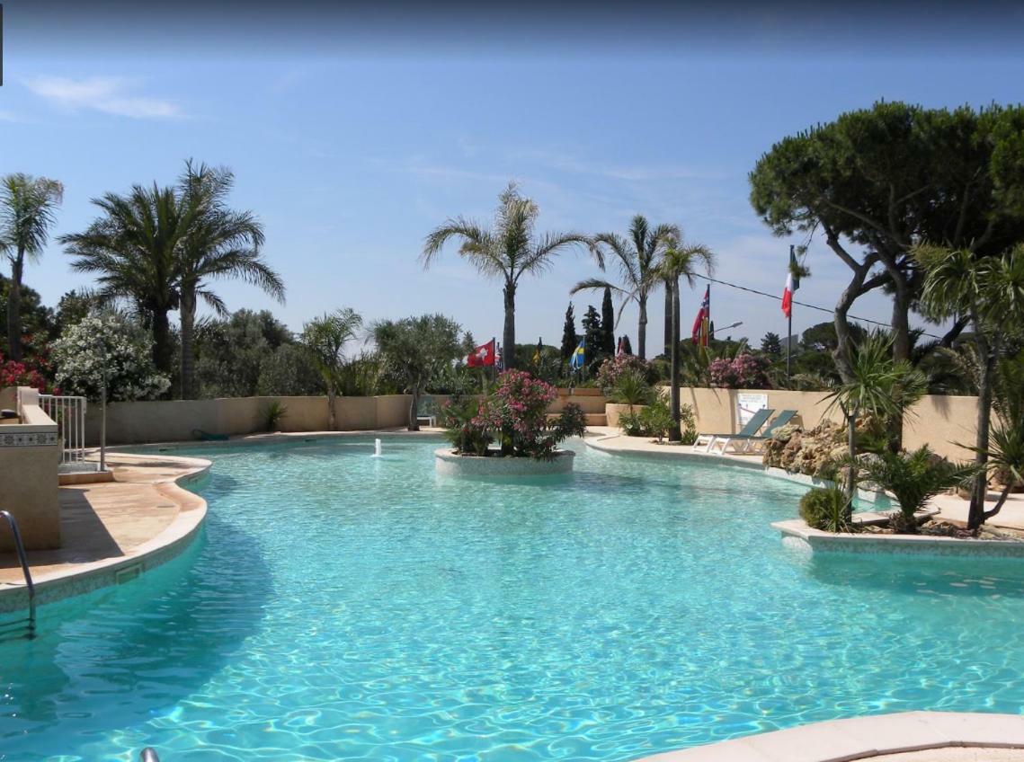 Mobile Home In Frejus, South Of France Bagian luar foto